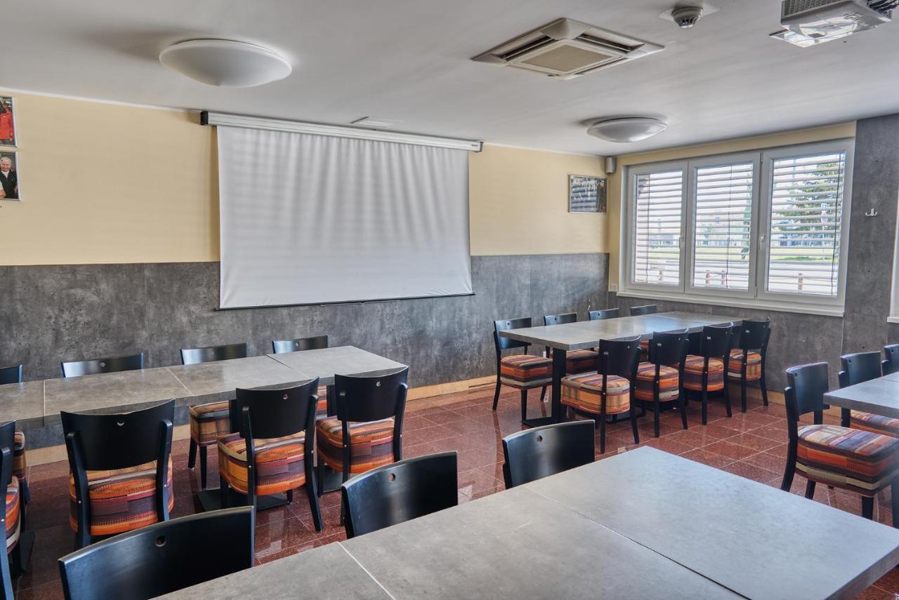 Hotel Arena Chomutov Zewnętrze zdjęcie